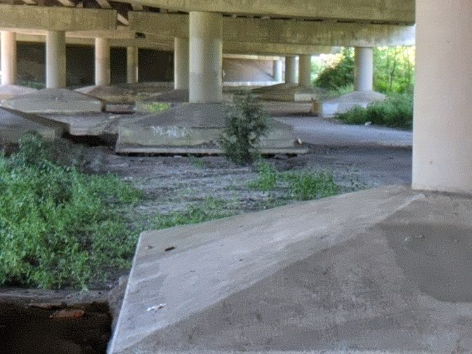 Q2U's tweet photo. @wsdot should there be space like this under the supports? https://t.co/mwOSjDwp44