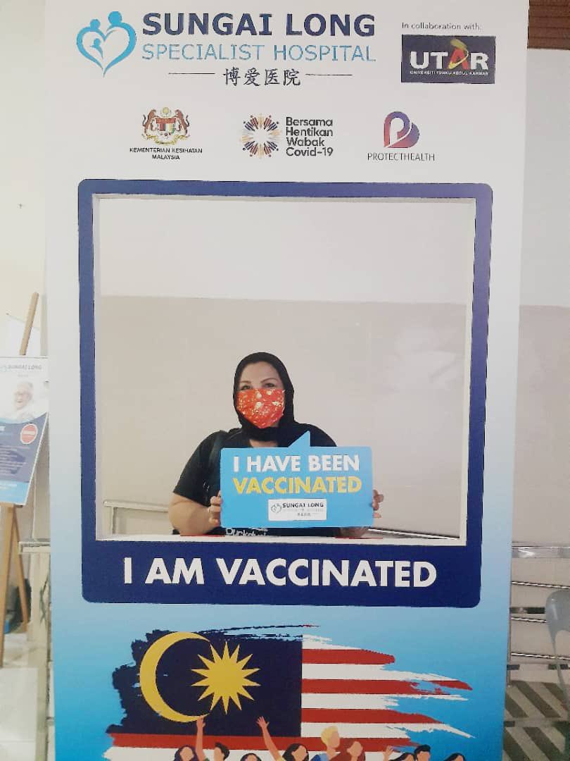 ellamazle's tweet photo. Mamà saya sudah di vaksin walaupun ada penyakit asma yang serious. Alhamdulilah. 

Orang yang berpenyakit paling berisiko tinggi dan digalakkan vaksin. 💯

#sinovac #firstdose @JKJAVMY https://t.co/7riBgIzFKr