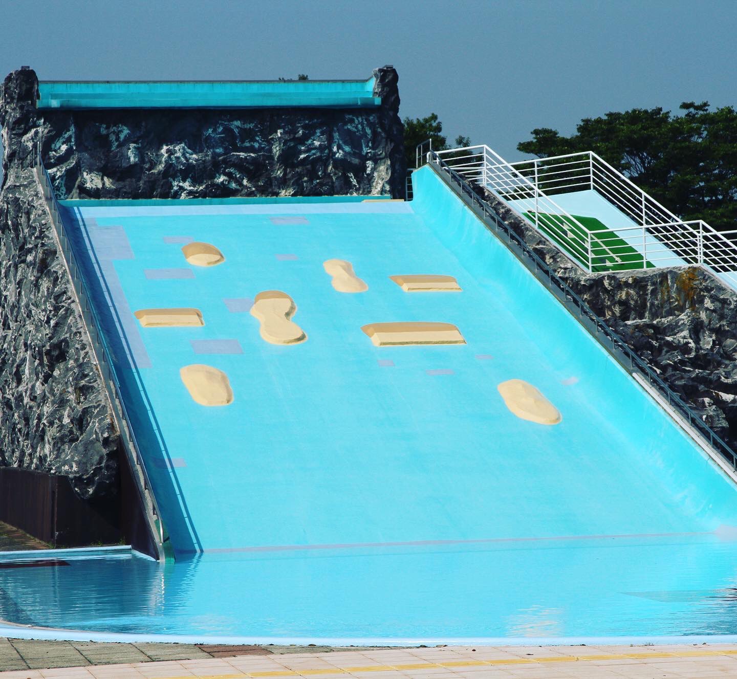 公式 川越水上公園 Al Twitter 川越水上公園のプール紹介2回です 今回ご紹介するのは 様々あるスライダーの中のひとつ ベンチャースライダー 見た目は大きな滑り台 途中に岩があり渓流を滑り降りる気分が楽しめます 滑り台に上がる際にはロープをつたって