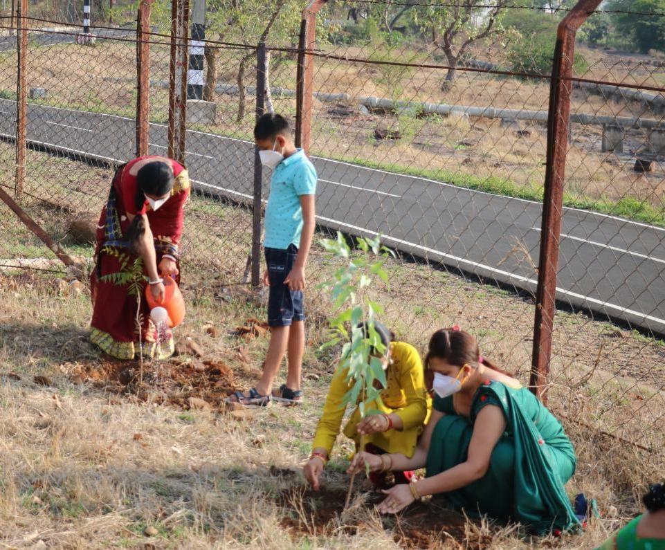 IaSouthern's tweet photo. In an endeavour to #SupportTheEnvironment #ShahbaazDivision organised a tree plantation drive, wherein families of Soldiers actively participated to spread awareness to #SaveEnvironment. All pledged to take care of at least one sapling planted during the drive. 
#SudarshanChakra https://t.co/qZIxfHP8Bh