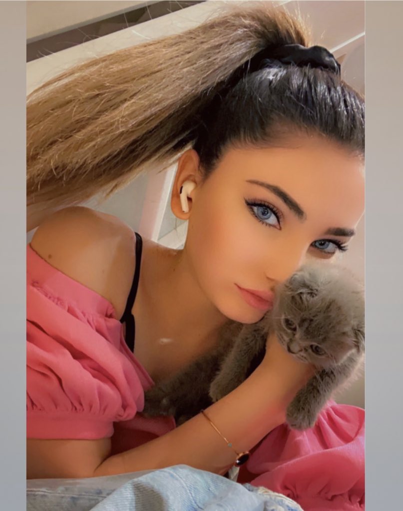 Hayatta bir kedi tarafından karşılanmaktan daha fazla insanın içini ısıtan çok az şey vardır.❤️Mia❤️