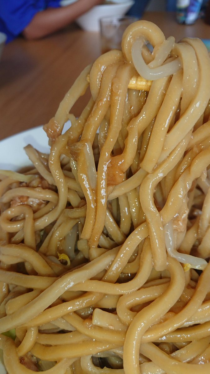 tomo04204's tweet photo. 本日やっとで当選していた豚いちさんのお土産らーめんを食べることができた！
4カ月ぶりの家族みんなで家での食事。子供と妻がおいしいね、当たって良かったねと話すのが本当に嬉しかった。豚いちさん、若武者グループさん、本当にありがとうございます。おいしかったです！
#福島市 #らーめん #豚いち https://t.co/Fcoq7szLUB