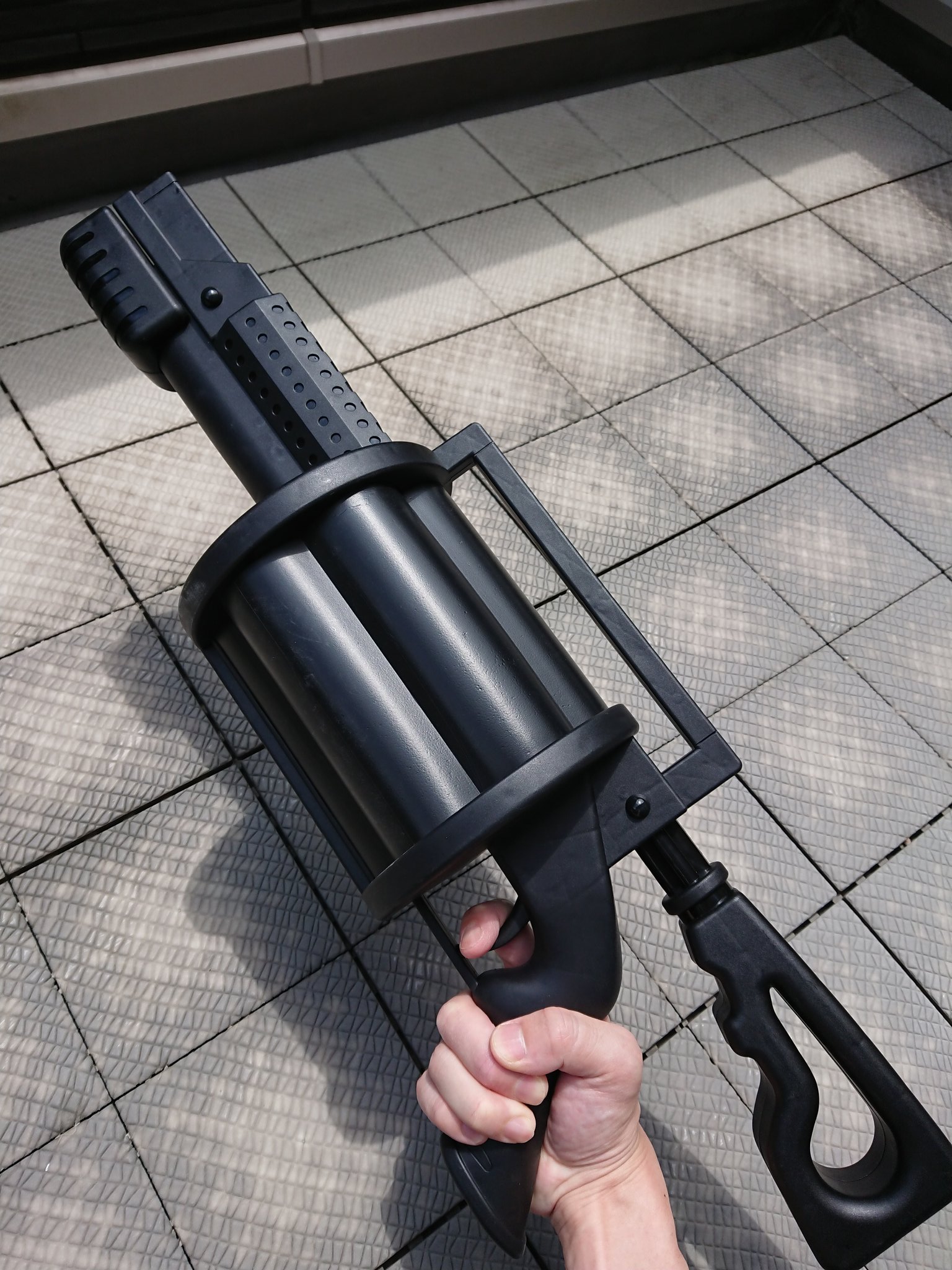 お魚提督 ダイソーで買ってきた噂のグレネードランチャー水鉄砲が思った以上にバイオやbfで見たアレだし水圧も凄い楽しいよこれ T Co 9enhiauahk Twitter