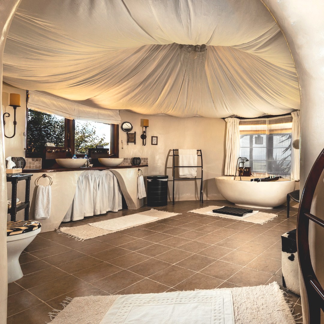 OlarroK's tweet photo. Not an ordinary bath experience. A haven for bath lovers!
#privateconservancy #luxurysafari #safarikenya #travelafrica #wildlifeafrica #africansafari #safarilodge #maasaimara #kenya #luxury https://t.co/6eAGUQJQMf