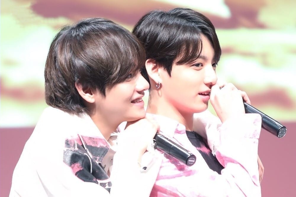 HourlyBangtanKV's tweet photo. New video! please like, comment, and subscribe!💜✨
https://t.co/NoiJdmpe5j

*PLEASE RT🙌
THANK YOU!💜💜💜
#TAEHYUNG #jungkook #taekookjealous #taekook 
#BTS #BTSV #BTSJIN #vkook #armybestfandom #kookv #JK #Hot100ComposerJK hotter https://t.co/eQs0dO7oMW