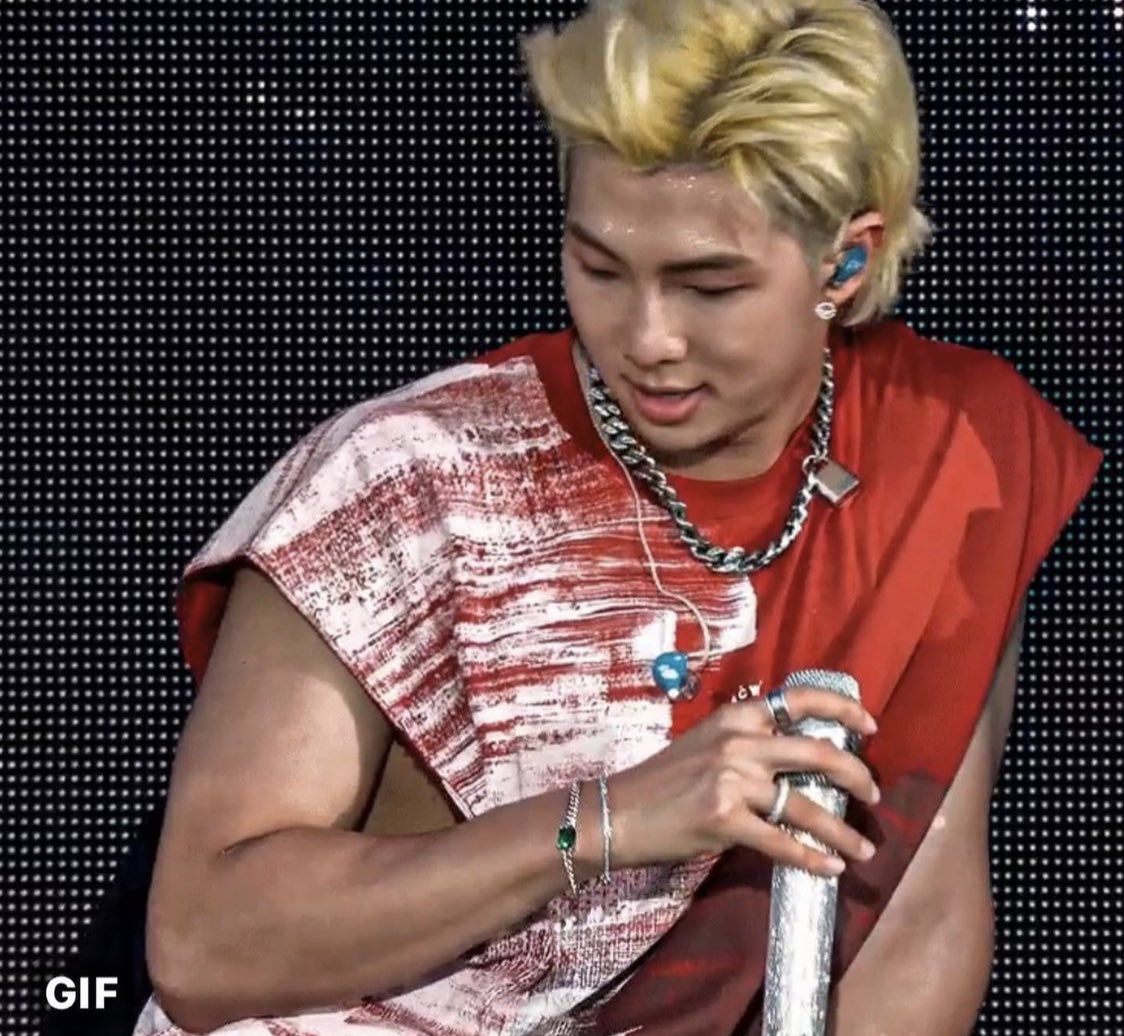 hannahashe14's tweet photo. Ohhh Hello 😳🔥😳 @BTS_twt!! 💜💜💜#Swoozoo #BTSMusterSoWooZoo #BTSMuster2021 #Happy8thAnniversaryBTS #BTS8thAnniversary #BTS #bangtansonyeondan #rm #namjoon #kimnamjoon @bts_bighit @BIGHIT_MUSIC https://t.co/HhNeFixoZs