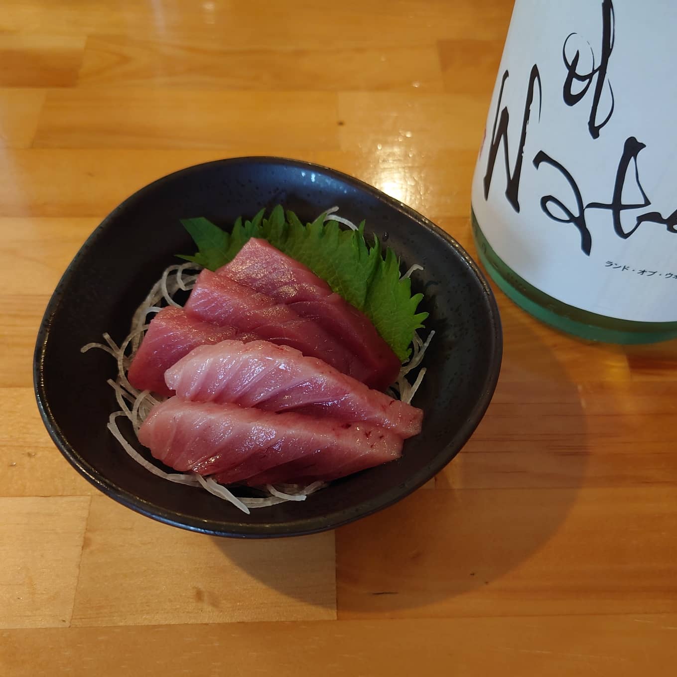 焼きとんまるいち A Tuwita 日曜日は15時開店 本日の限定サービス品は青森県産メジマグロ刺身 税込330円 です また日本酒も一本追加 秋田県の天の戸ランドオブウォーター 夏酒が揃ってきました なお 本日は串が品薄のため テイクアウトはお断りさせて頂い