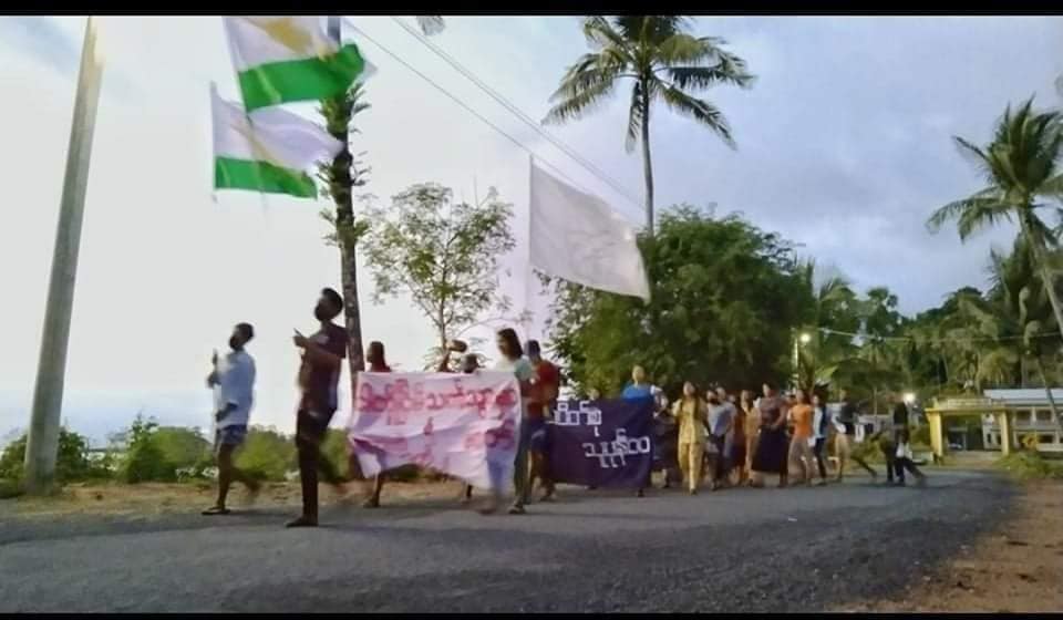 Residents of Launglon Township, Tanintharyi Region staged a protest against the military regime on Sunday. 

(Photo: CJ)
#WhatsHappeningInMyanmar
#June22Coup