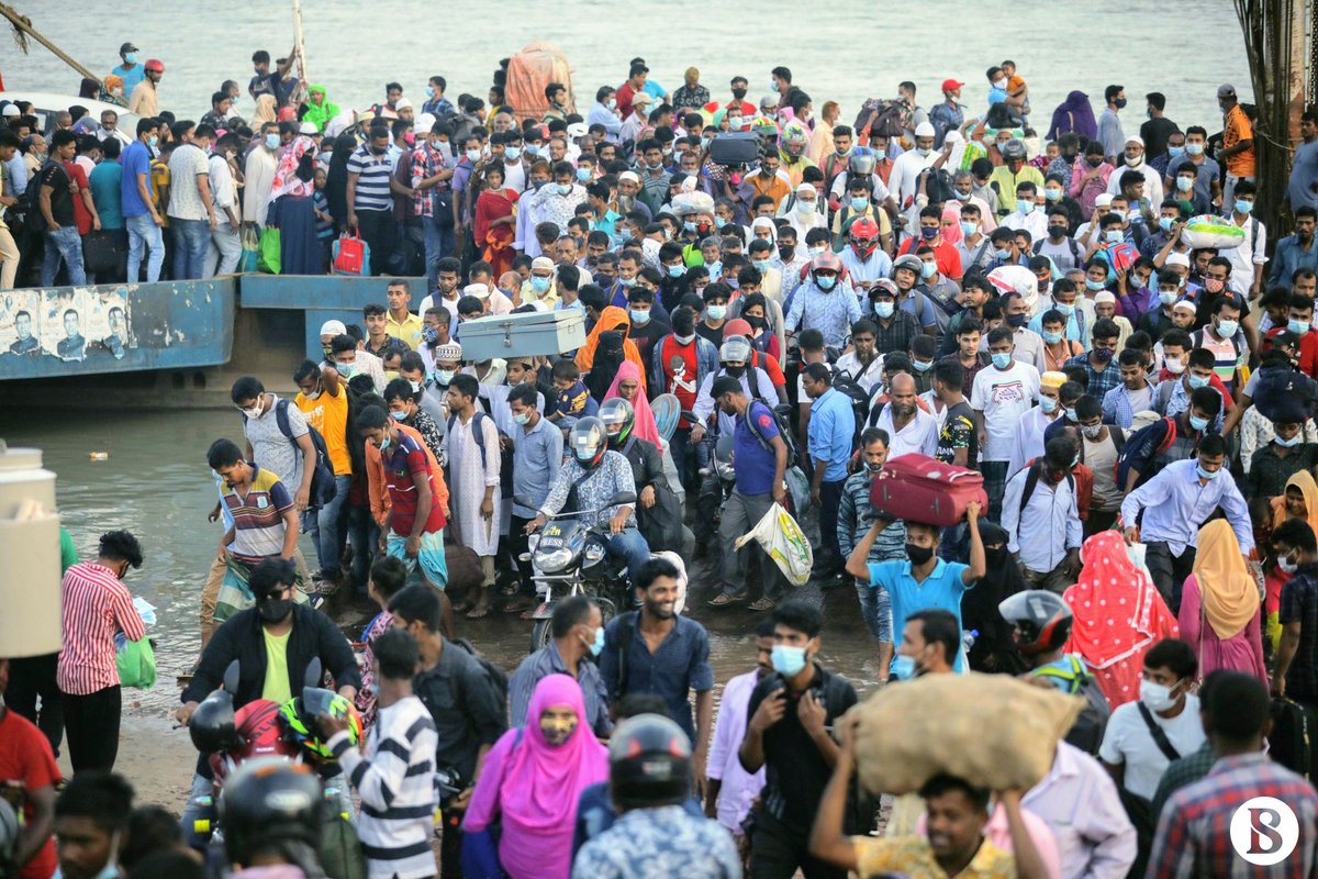 tbsnewsbd's tweet photo. People are desperately streaming in and out of Dhaka on Saturday as a nationwide general lockdown starts Monday.
The photo was taken at Mawa Ferry terminal.
Photo: TBS
#Bangladesh #Lockdowninjuly #LockdownDhaka #JulyLockdown #Lockdownannouncement #Bangladeshinlockdown #Covid19 https://t.co/VDlB4rT3Lh