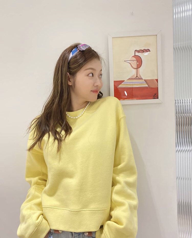 jennielkm's tweet image. More detailed look on #WeekendOOTD. Yellow has always become my favorite color, and it’s not only radiates warmth and cheers but also makes us thinner? 😳💛