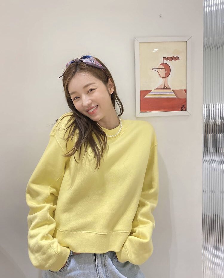 jennielkm's tweet image. More detailed look on #WeekendOOTD. Yellow has always become my favorite color, and it’s not only radiates warmth and cheers but also makes us thinner? 😳💛