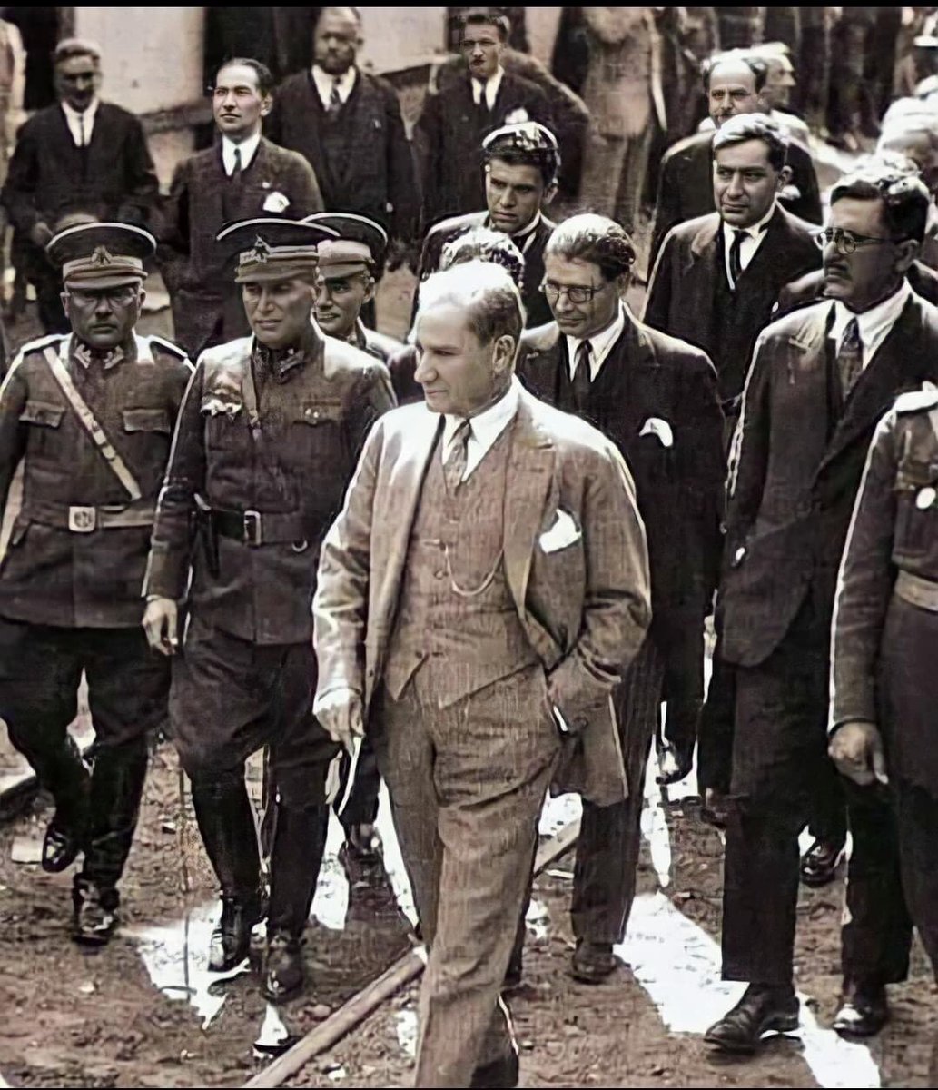 Ölümsüz değerimizsin
İzi kalır, izler kalırsın........!

Pazarınız mutlu umutlu güzel olsun 
Güzel geçsin...