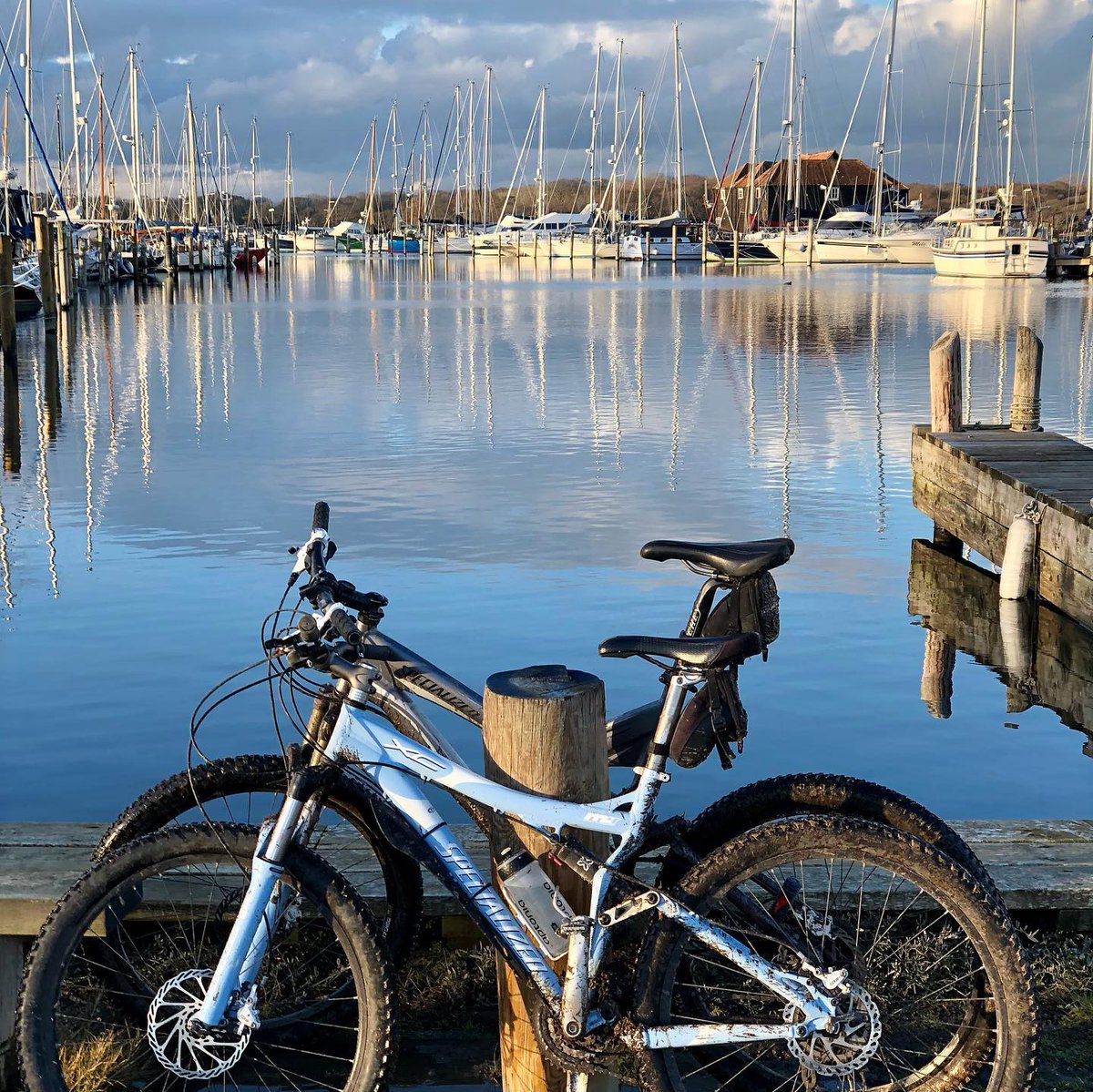 The Salterns Way cycle path runs 19km from Chichester to the dunes of West Wittering via Dell Quay &amp; Itchenor. Mostly on car-free paths and flat it's perfect for families bit.ly/3gTVMY4  
​
Refuel at <a href="/CrownDellQuay/">Crown & Anchor</a>, the Marina &amp; <a href="/Shipinnitchenor/">Ship Inn Itchenor</a> 
​
📸 Karen Bornhoft