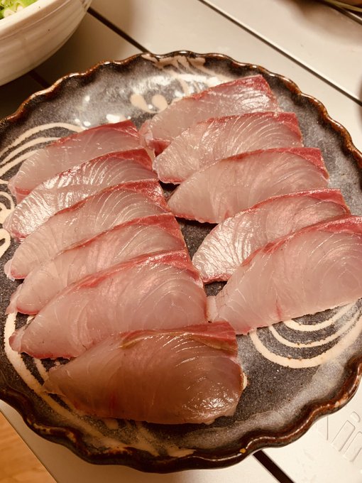 ご飯。ヒラマサの良いのがあったので刺身で。クレソンと緑野菜に黄ミニトマトをあしらって花束っぽいサラダにしてみました🥗 ドレッシングは生山葵と酢と胡麻油を混ぜたサッパリ系です。 