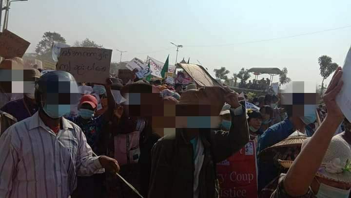 Haw55274130's tweet photo. #NatMauk Tsp,#Magway Region marched by hundreds of protesters with full force in uprising on this morning.

#June27Coup #WhatsHappeningInMyanmar #RecognizeNUG https://t.co/zmdLz2Sh1p