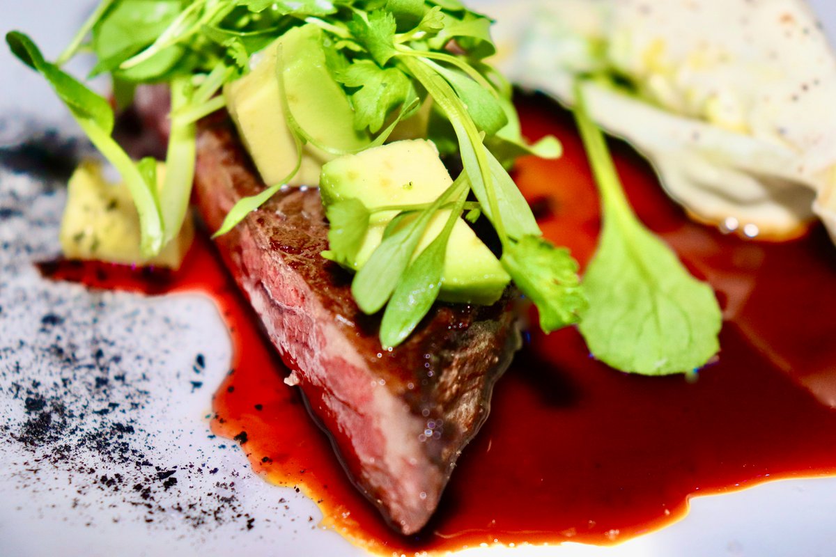 LaurasWorldza's tweet photo. 'Private School', a dish that's on the pricier side from Eclipse's Grills selection; but what a spoil it was...
Wagyu primal
Tomato confit
Horseradish salad
Salsa Verde
Black garlic
#LaurasWorld
#EclipseRestaurant
#laurasdineEclipse
#ChefRamónGouws
#HotelSky https://t.co/FM7ohtVsbI