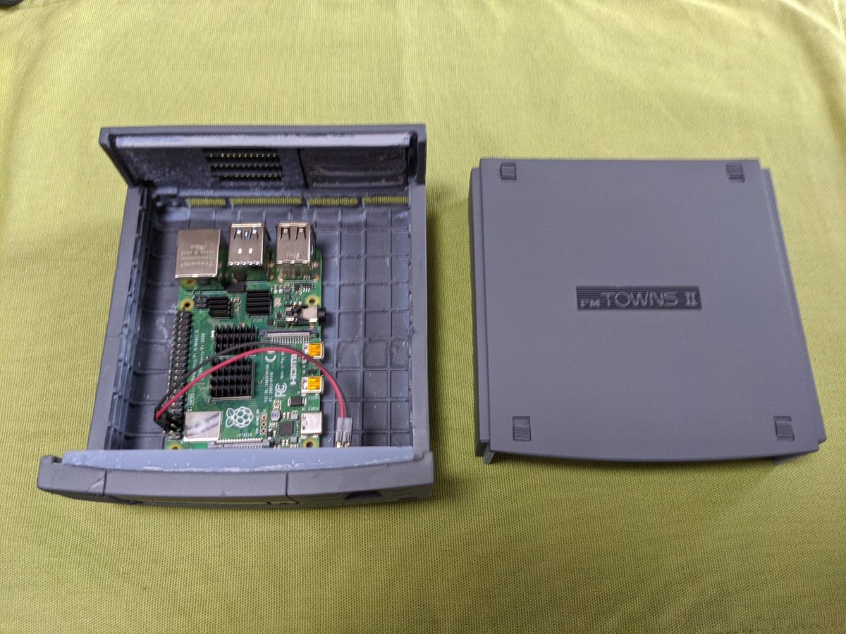 Hn_77's tweet photo. ミニFMタウンズ HR 完成。スピーカー、CD-ROMトレイにもこだわったけど、一番は上蓋開けて内部にアクセスできるようにしたところ。出力は #nova3d #elfin2、モデリングは #Fusion360。#fmtowns #FMタウンズ https://t.co/ShxVkI6Z2A