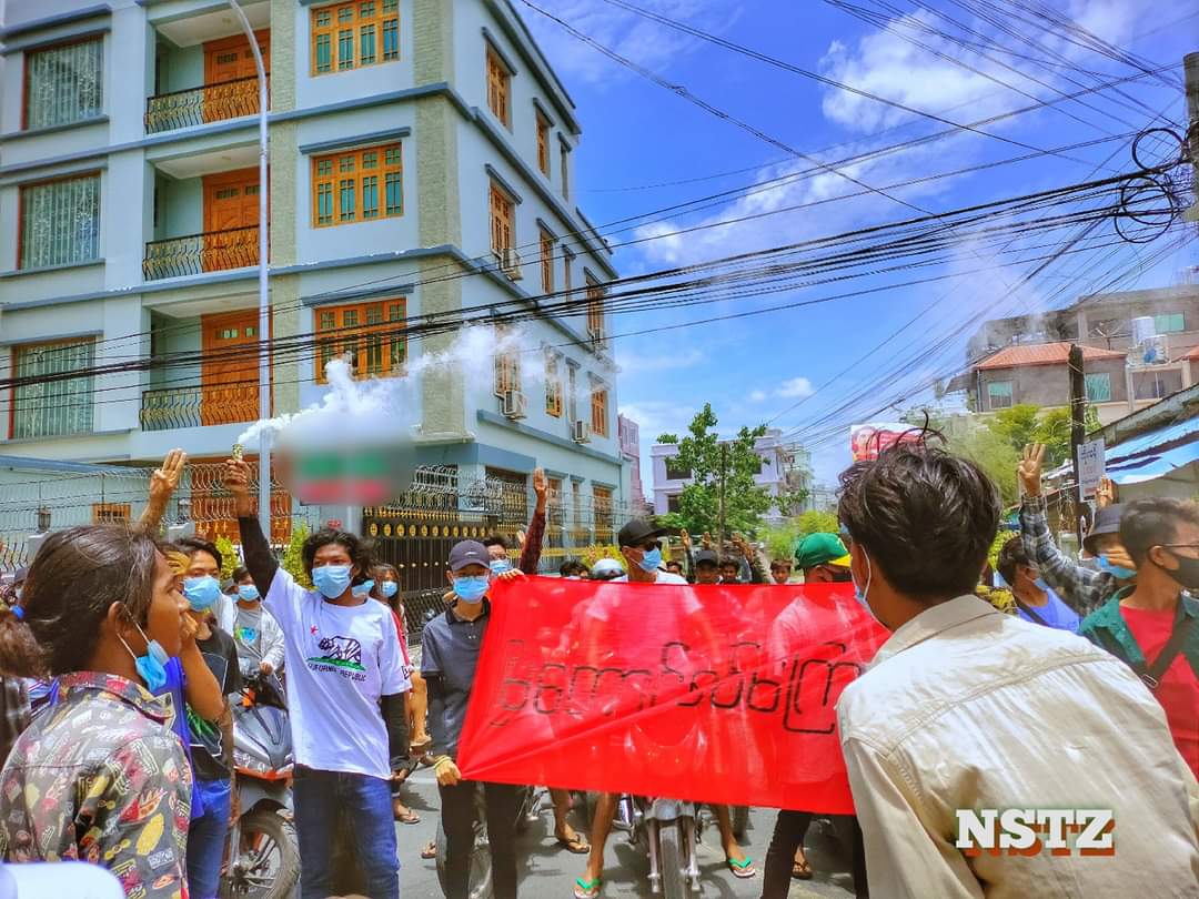 SayuriniIII's tweet photo. Famous MyaTaung strike from #Mandalay continue to protest against military dictatorship even under tight monitoring by SAC terrorists. 

#RecognizeNUG 
#June27Coup #MilkTeaAlliance
#WhatsHappeningInMyanmar https://t.co/97mxjtWjCU