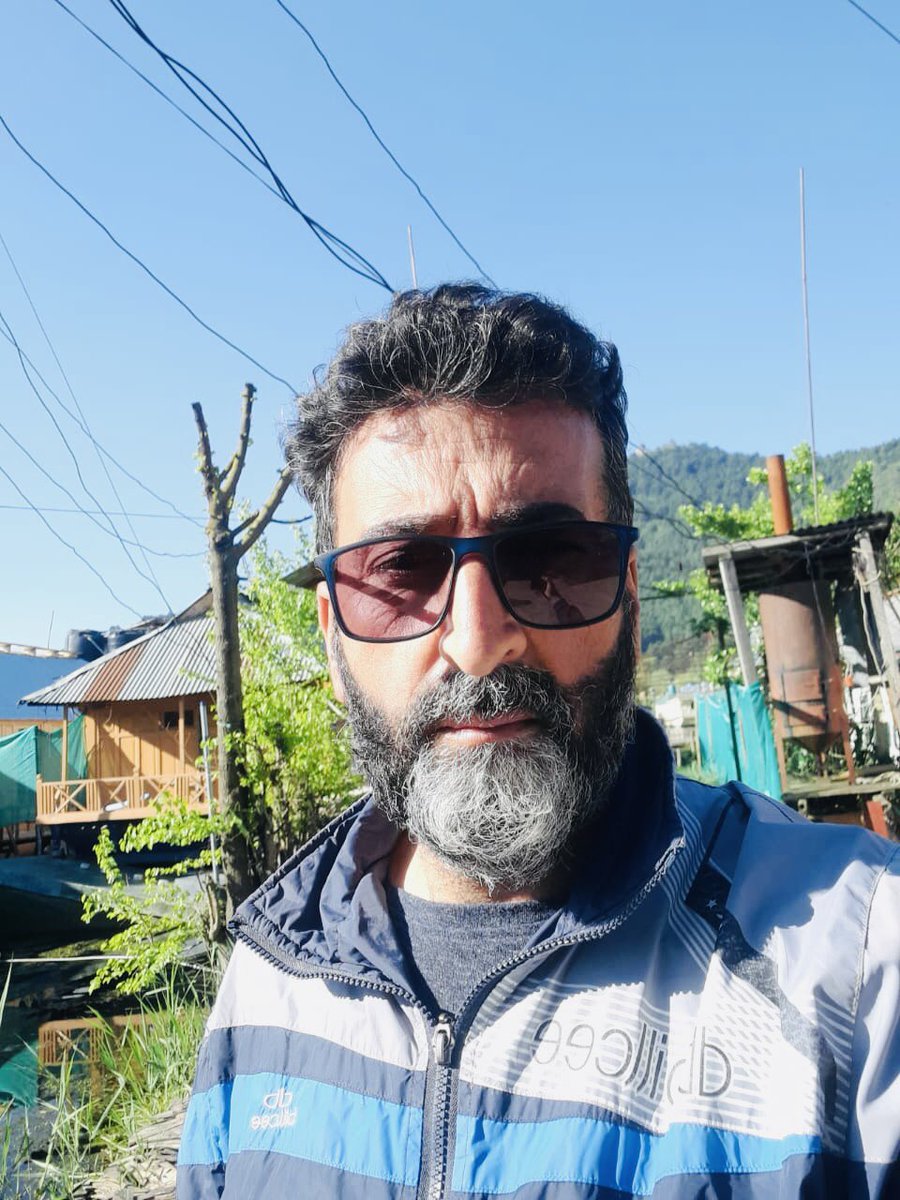 AsadamAijaz's tweet photo. Hon’ble PM mentioned Mr Tariq Ahmed Patloo of Srinagar district in his #MannKiBaat today. Spoke to him to laud his initiative of community participation in handling the Covid pandemic and supporting our doctors. https://t.co/RE1uFoG0Yb