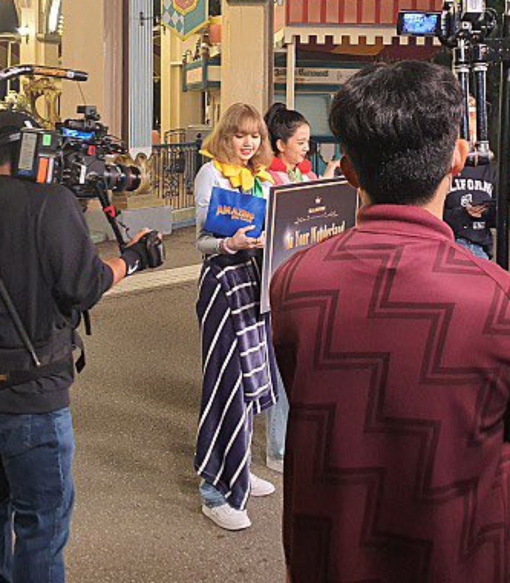 cyanblink's tweet photo. Blackpink were seen filming at Everland! Look at Lisa's blonde hair 😍 @blackpink https://t.co/6CamKxEO1V