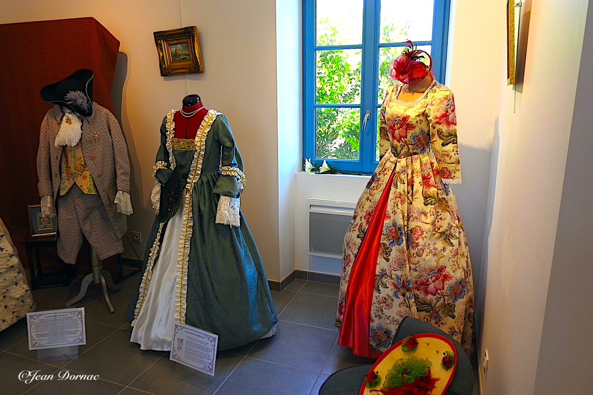 JeanDornac's tweet photo. Elles sont ce qu’on appelle « des petites mains », mais elles sont surtout des magiciennes au goût sûr ! Elles vous éblouiront si vous les visitez ! #petites #mains #magiciennes #goût #sûr #Roscoff #Finistère #Bretagne #France https://t.co/0oOVwW5cvc