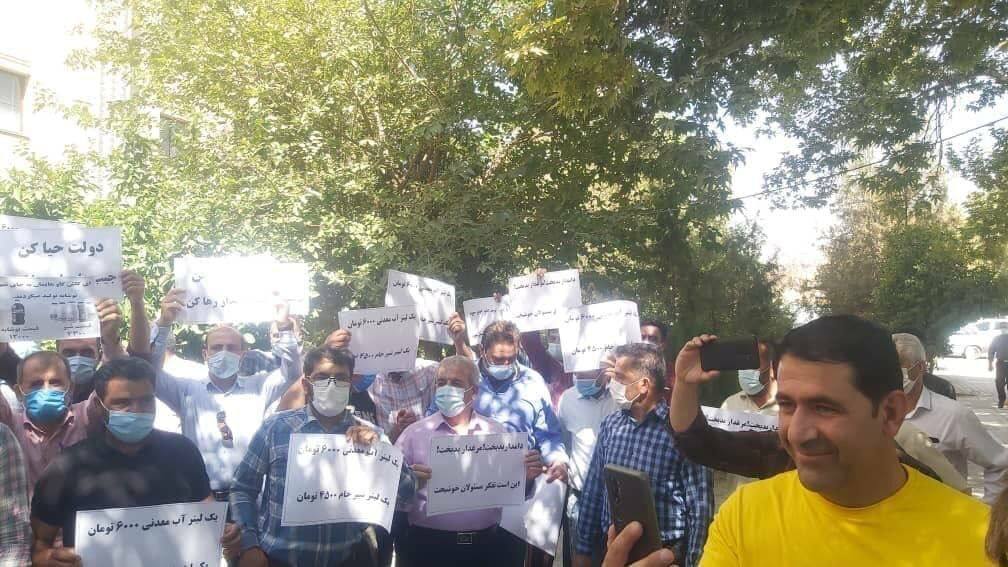 barandaz123's tweet photo. هر گوشه کشور رنگ اعتراض و اعتصاب به خودش گرفته :

امروز هم علاوه بر کارگرانی که اعتصاب کردند تعداد زیادی هم از بازنشستگان و دامداران تو شهرهای مختلف تجمع اعتراضی برپا کردند 

از #اعتصابات_سراسری تا #اعتراضات_سراسری پیروزی نزدیکه https://t.co/yayFqEblQu