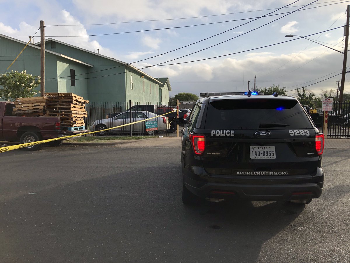 leslieallrich's tweet photo. Homicide at 7247 Cameron Rd @cbsaustin https://t.co/oPzRCPYeUz