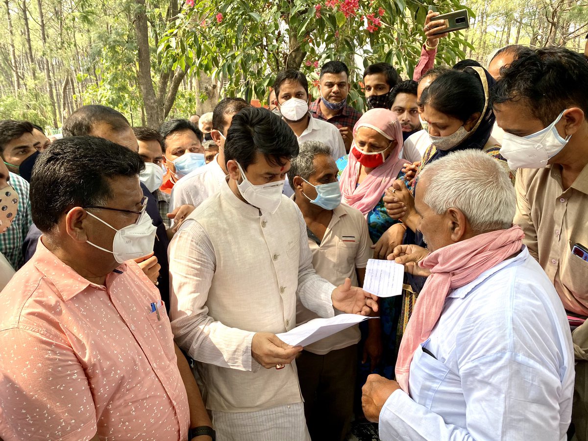 Anurag_Office's tweet image. श्री @ianuragthakur ने हमीरपुर सर्किट हाउस में जनसमस्याओं की सुनवाई की व सम्बंधित अधिकारियों को निस्तारण हेतु आवश्यक दिशा निर्देश दिए।