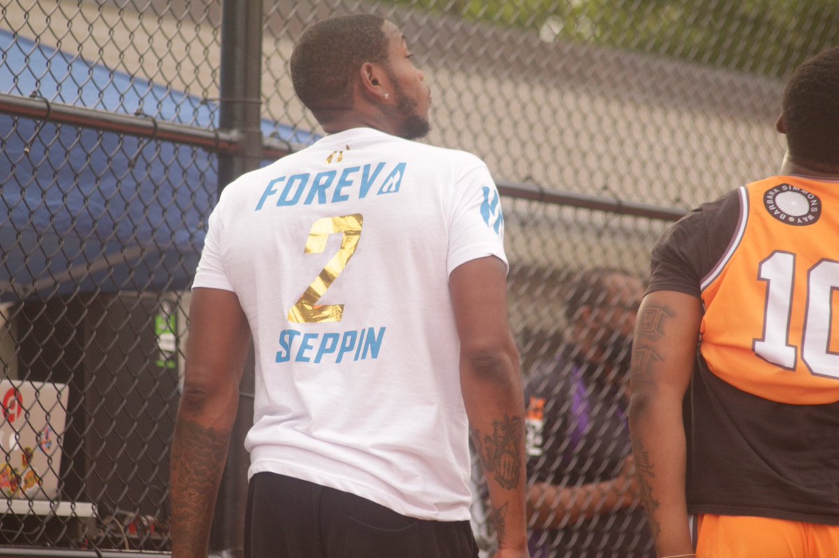 daves_joint's tweet photo. Last weekend, we got to check out first day of the Dunker’s Delight tournament in the East Flatbush section of Brooklyn, which is back after a 10-year hiatus. Our alum, @StepInTheMix, is resting in heaven knowing that the tournament he helped bring back is thriving! #Foreva2Step https://t.co/XFVcQl5POk