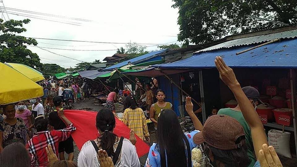 South Dagon, Yangon: Young Protestors staged Anti-Fascist Military Protest movement on Jun27 evening by flashing three fingers salute and chanting revolutionary slogans.  #June27Coup #WhatsHappeningInMyanmar