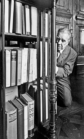 literlandweb1's tweet photo. "Buscar la serenidad me parece una ambición más razonable que buscar la felicidad. Y quizás la serenidad sea una forma de felicidad".
Jorge Luis Borges https://t.co/FJaSCrx74E