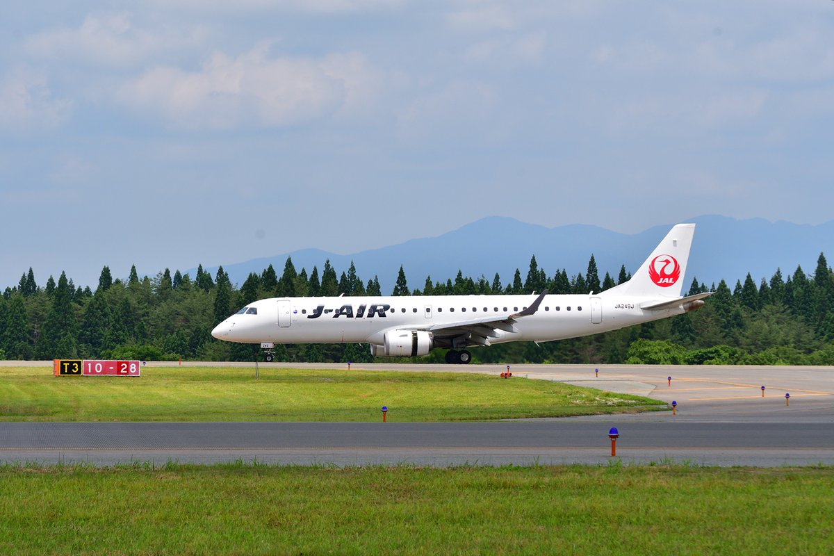 Suprane 羽田からの便は機材変更でe190で飛来 タキシング中 副機長さんが手を振ってくださいました 日本航空 Jair 秋田空港 Axt Rjsk