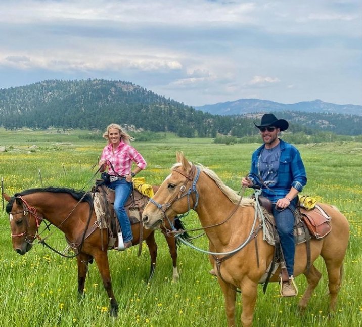carrieskingdom's tweet photo. Some wholesome photos of @carrieunderwood with her husband Mike Fisher and sons at #WindRiverRanch for family vacation โฐ๏ธ https://t.co/uE9rJlugEu
