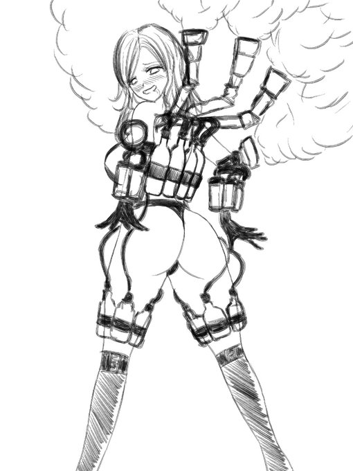 サカクラさんの原案と本編の姿。元よりも装備が若干軽くなってます(コスト削減!)
背中のタンクから出てるツマミみたいなのはビールサーバー的なアレです。
リビドークロスも黄色でビールなイメージです。酒乱魔です! #淫獄団地 