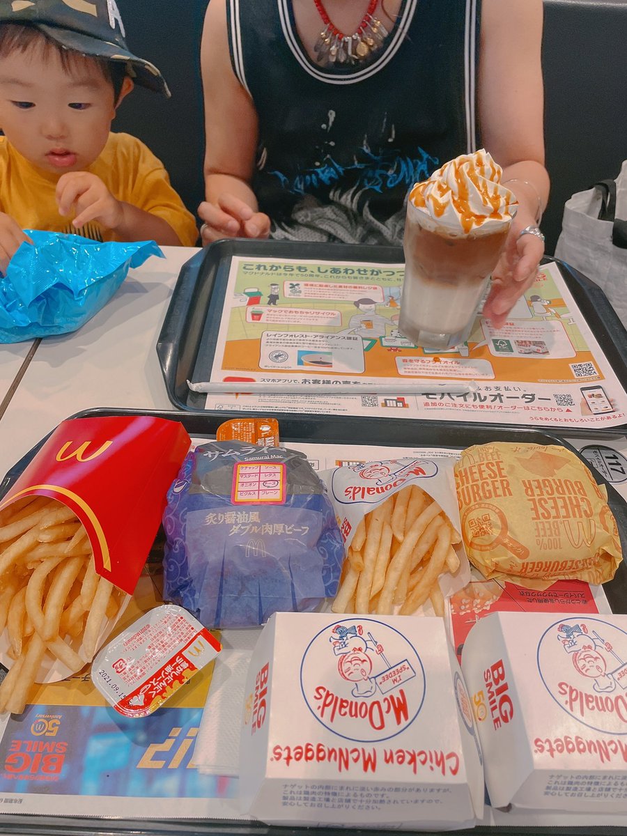 yuuyukira2's tweet photo. 最近楽しいଘ(੭ˊ꒳​ˋ)੭✧

今日の飯ジャンク😛🍜🍔🍟

毎日これがいいww

ちなみに朝はホイップたっぷりロールケーキ2つとチョコとグミ😙🧁🍬🍭 https://t.co/5cgAvLYFgB