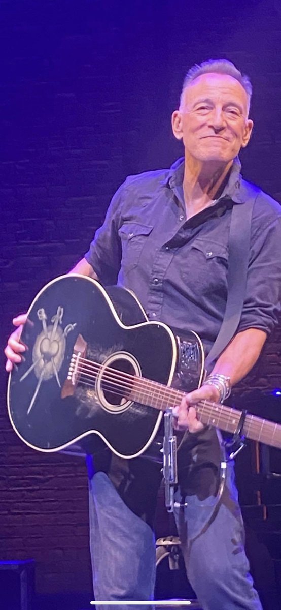 AmyDemma's tweet photo. Bruce is back! Broadway is back! NEW YORK is back!!! @springsteen @brooklynvegan @StJamesTheatre @backstreetsmag @RollingStone @villagevoice #SpringsteenOnBroadway https://t.co/7dCrBFJUcP
