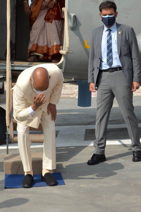 ndtv's tweet photo. "After landing at the helipad near his village, Paraunkh of Kanpur Dehat district of Uttar Pradesh, President Ram Nath Kovind bowed and touched the soil to pay obeisance to the land of his birth": Rashtrapati Bhavan https://t.co/CQc39Sr7HV