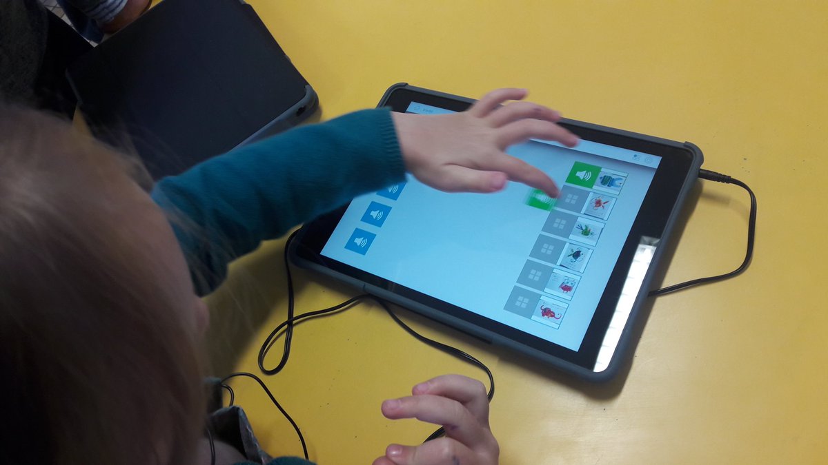 LLamothe61's tweet photo. Visite de @RubanYannick À l'école de St Mars d'Egrenne (@FlersIen),  les élèves de  PS MS manipulent les Ipad au quotidien pour développer leurs compétences langagières à l'oral avec @BookCreatorApp et @Bitsboard 
@TICE_for_all @IEN_ALENCON https://t.co/j5IvhRlrcu