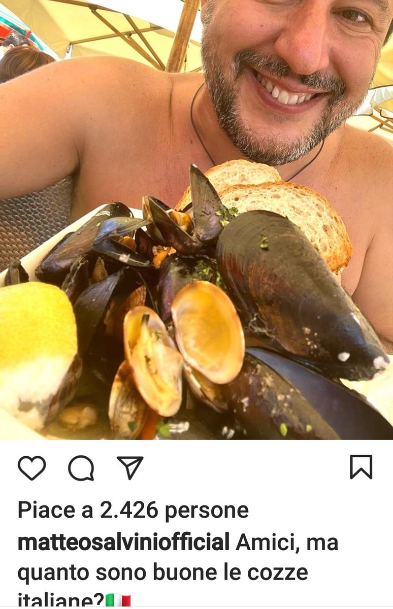 INGFiore2's tweet photo. Avvisate il deficiente in mutande, con sorriso durbans, che le cozze che gli hanno servito sono spagnole.
Nemmeno le cozze capisce...
Essere inutile e dannoso per sé e per gli altri.
Meglio di LVI anche #capitanfindus https://t.co/1rEurBfXdk