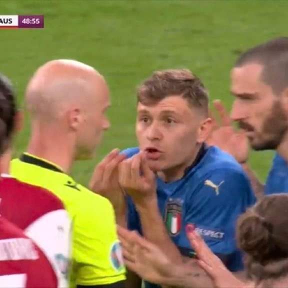 TheClubPark's tweet photo. When Italians see other nations put pineapple on pizza https://t.co/zQE87foR5m