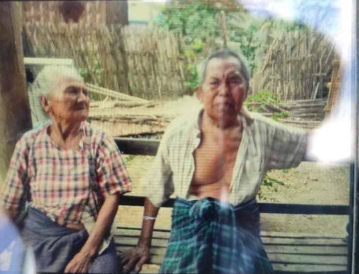 thura112098's tweet photo. The Funeral rite for these 2 Grandparents couldn’t be held yet even though it's been 2 weeks that SAC Terrorists caught &amp; killed 'em in Arson Attack in KinMa Village. @CIJ_ICJ @UN @IntlCrimCourt

#WhatsHappeningInMyanmar
#June27Coup
#MurdererMinAungHlaing https://t.co/vWdaMYIff0