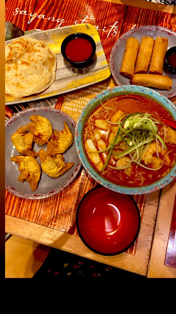 I can’t be sure but i think I ate the tastiest seafood laksa last night and I’d like you to see...with wontons and roti canai, you know when it just explodes with flavour #malayfood #rasasayang