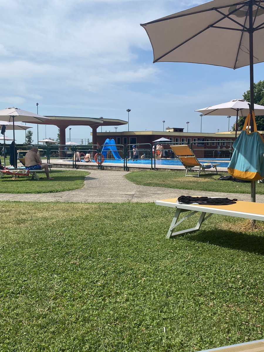 alevr67's tweet photo. Oggi relax… quello bello: piscina amici e un buon libro! Buona domenica a voi #amici #chiaricomeilsole #relax #domenica #nulladafare #chebello https://t.co/abT44HH6VU
