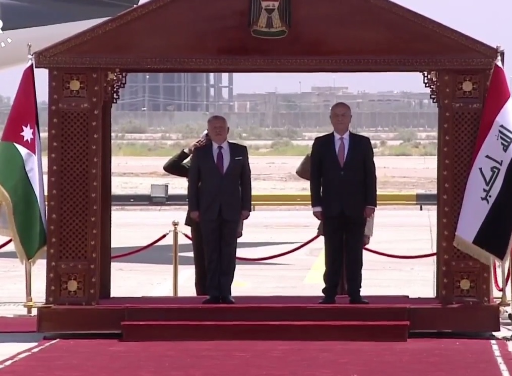جلالة الملك عبدالله الثاني يصل إلى مطار بغداد الدولي، وفي مقدمة مستقبليه الرئيس العراقي برهم صالح الأردن العراق