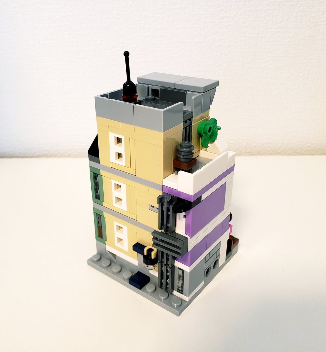 hayauma_lego's tweet image. 8×8サイズの10278警察署が完成
これから過去に遡る形で、少しずつ小さいモジュラーシリーズを作っていこう

#LEGO #レゴ #CreatorExpert #PoliceStation2021 #ModularBuildings