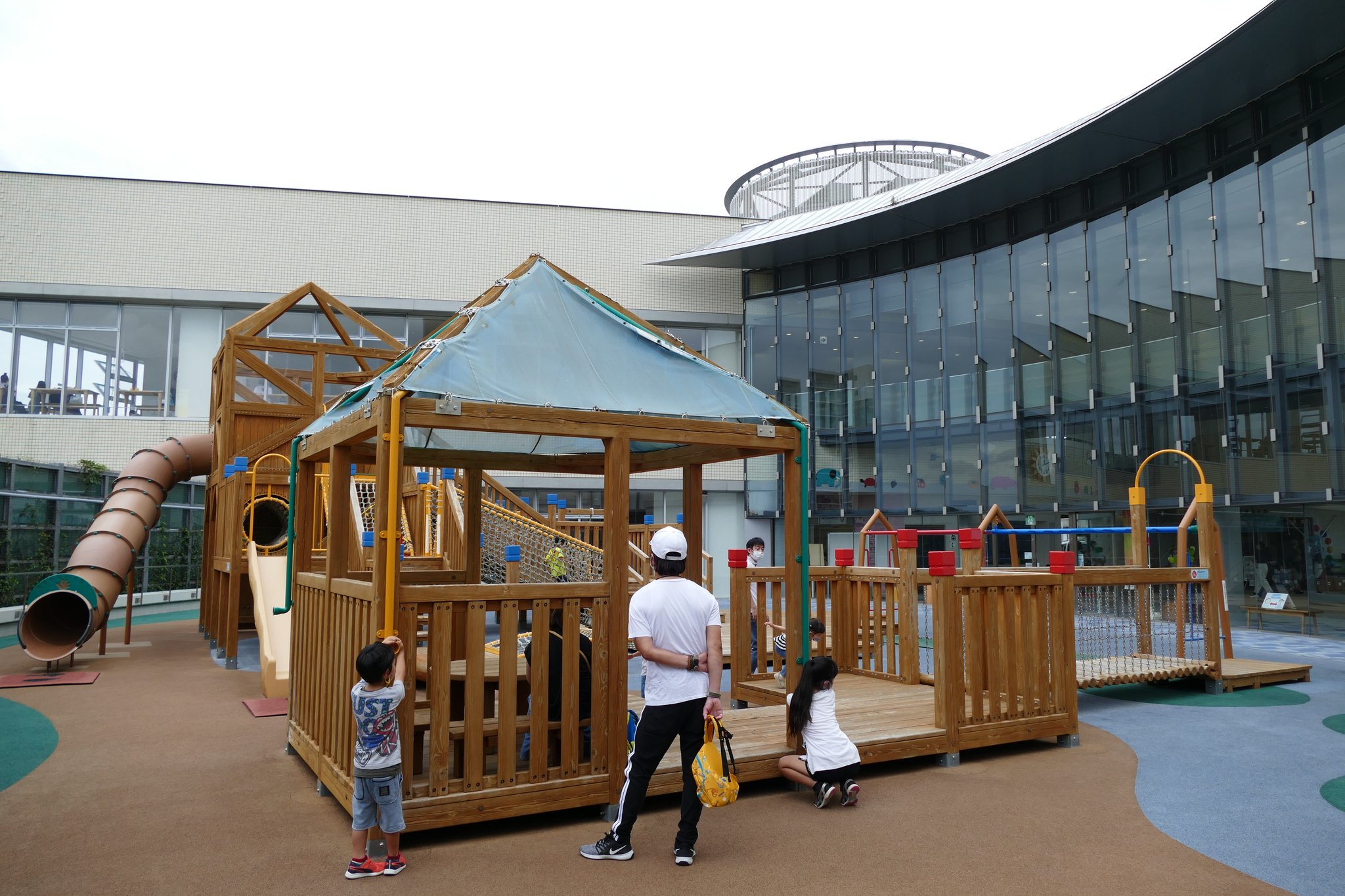 Fal Nagoyan 帰宅する前に 豊橋駅すぐ近くにある こども未来館ここにこ にふらっと寄ってみた 写真は屋外のアスレチックだけど 室内の施設がめちゃくちゃ充実してた 子どもの想像力を刺激するような学び 遊び 体験が色々あって もっと時間が