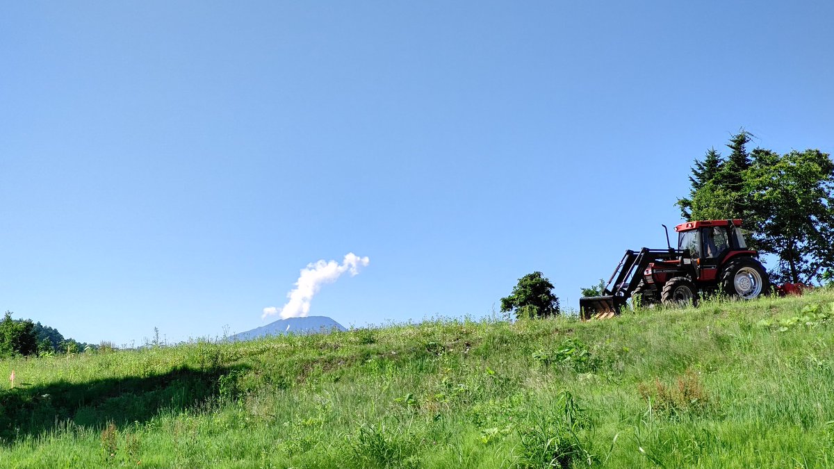 _sora_no_method's tweet photo. 羊蹄山が噴火している様に見えますが・・雲です！！
(どうか噴火しないで下さい)
今日も青空が綺麗なので草木の緑とよく合います

#洞爺湖町 #羊蹄山 #蝦夷富士
#洞爺湖有珠山ジオパーク https://t.co/p6XkwjzeUB