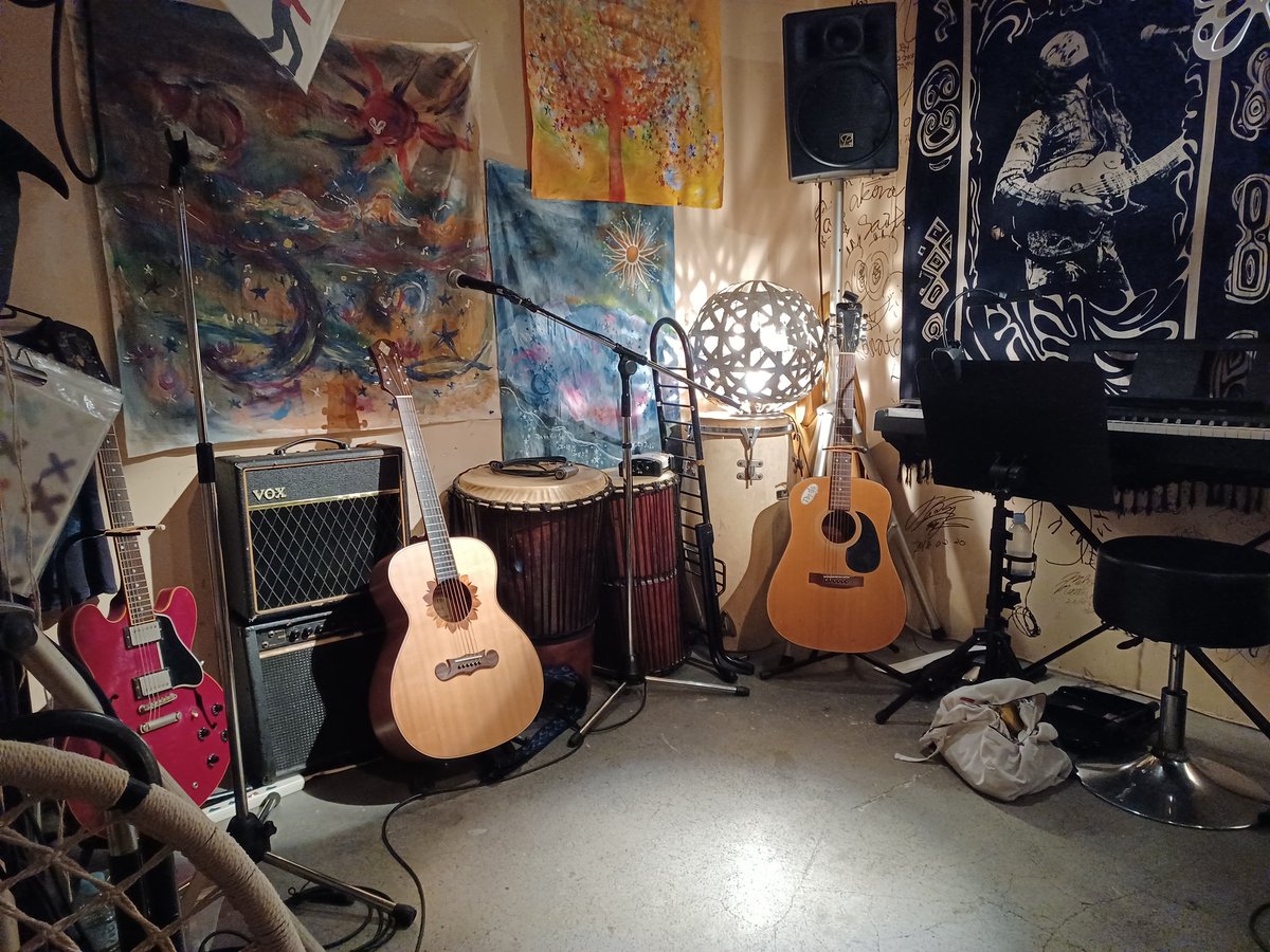 mudonnna's tweet photo. 開演待ち

なんちゃらアイドル8days主催7日目
6/27（日）
東新宿 love TKO
ゲスト：PANTA（頭脳警察） https://t.co/T9drdRGYo0