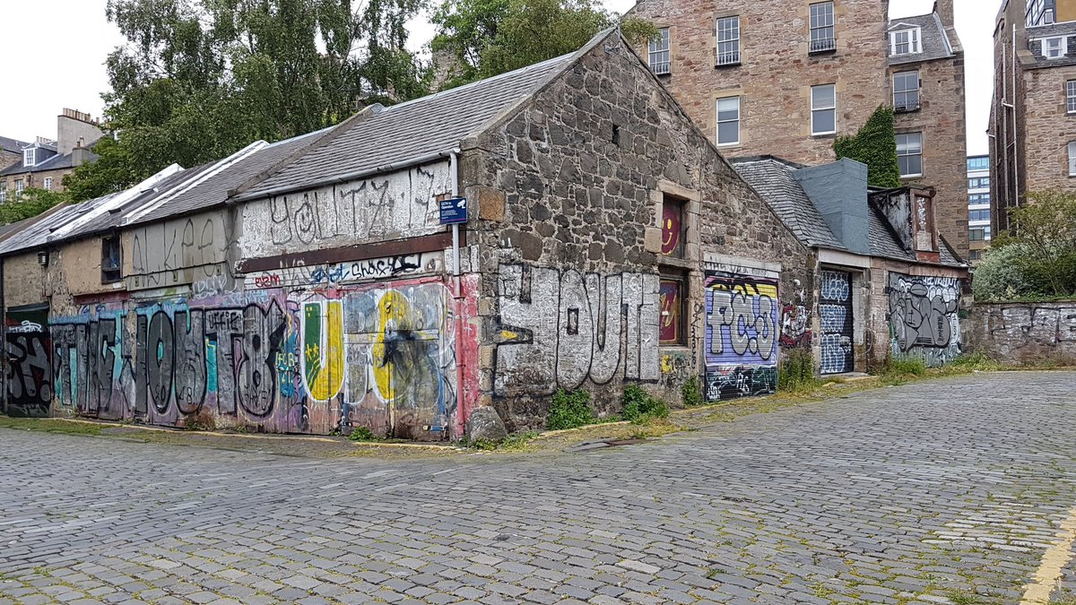 lixmount's tweet photo. A splash of colour in Meadow Lane, Edinburgh. When I was a child, graffiti was restricted to white paint and utterances like "Bedford Town FC kick to kill" and "SKINS" (both spotted in a Parisian underpass in August 1980). https://t.co/R3PmmGtXiw