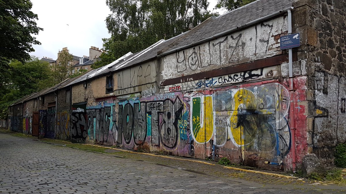 lixmount's tweet photo. A splash of colour in Meadow Lane, Edinburgh. When I was a child, graffiti was restricted to white paint and utterances like "Bedford Town FC kick to kill" and "SKINS" (both spotted in a Parisian underpass in August 1980). https://t.co/R3PmmGtXiw